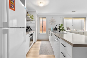 白色厨房冰箱橱柜局部摄影图片